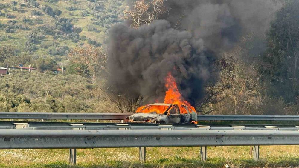 Otoyolda yanan araç hurdaya döndü
