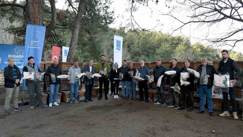 Kuşadası Belediyesi’nden arıcılara malzeme desteği
