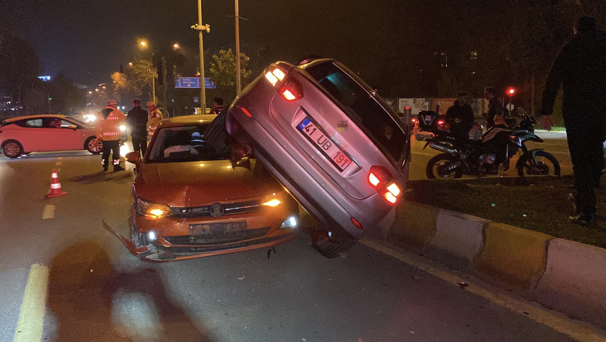 Aydın'da Çarpışan Otomobiller Üst Üste Bindi: 2 Yaralı