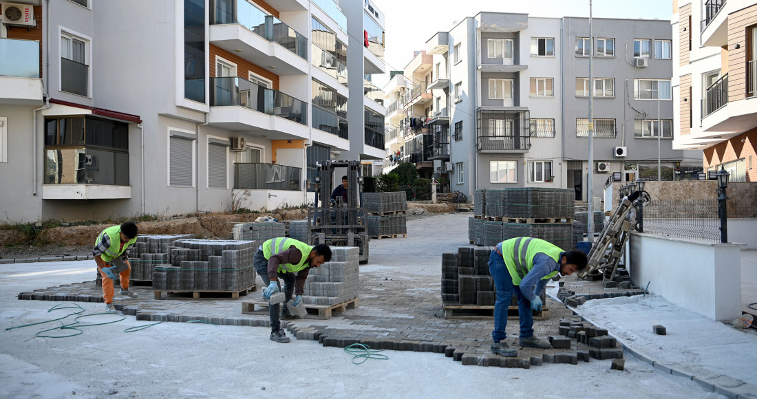 KUŞADASI BELEDİYESİ’NDEN KENTİN FARKLI MAHALLELERİNDE KESİNTİSİZ YOL MESAİSİ