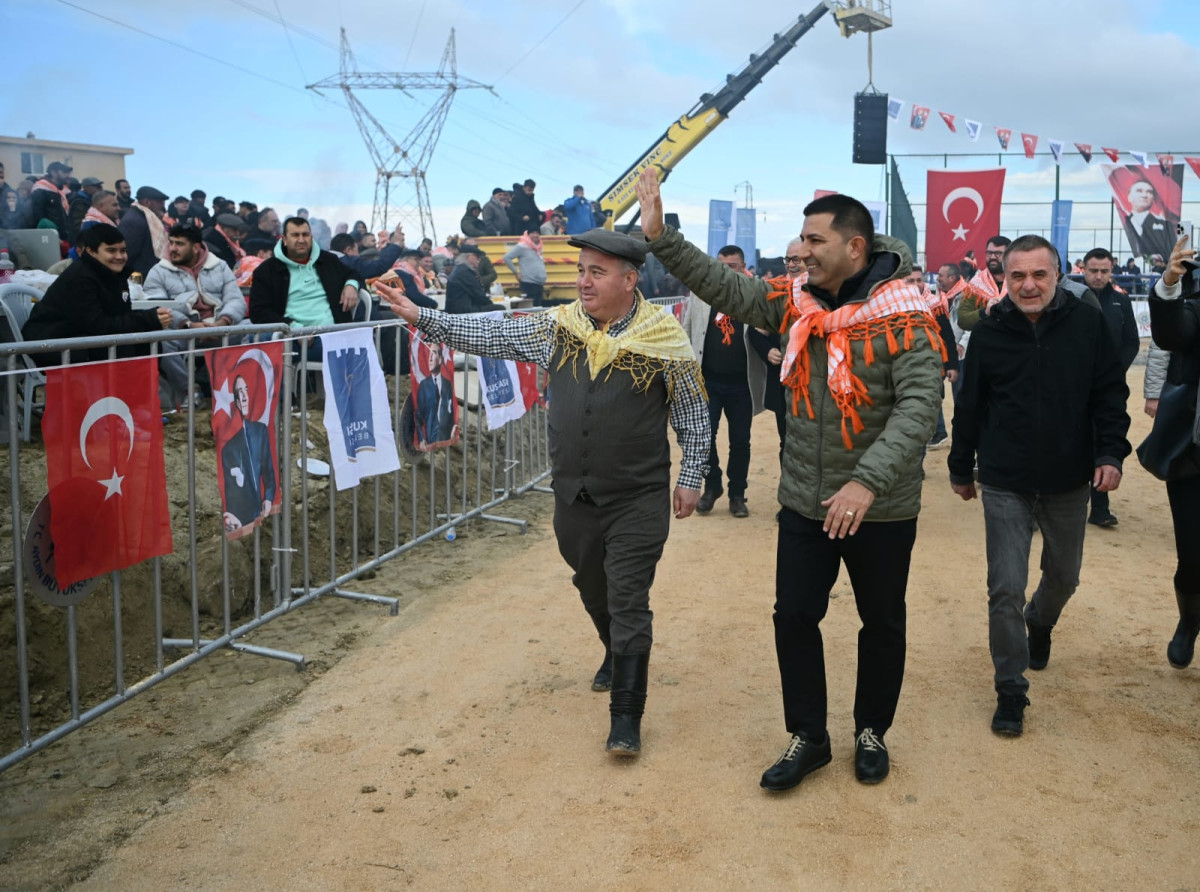 Kuşadası’nda 6 Yıllık Hasret Bitti: Pehlivan Develer Arenaya Çıktı